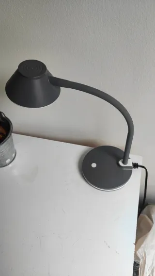 Flexo de escritorio gris y blanco