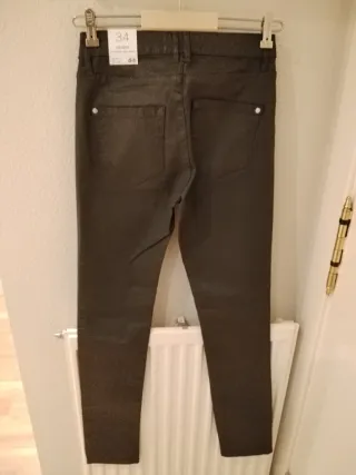 Pantalón pitillo Mango verde efecto piel talla 34