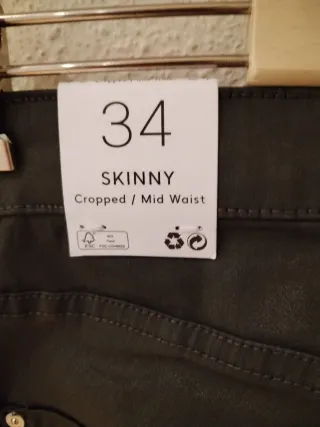 Pantalón pitillo Mango verde efecto piel talla 34