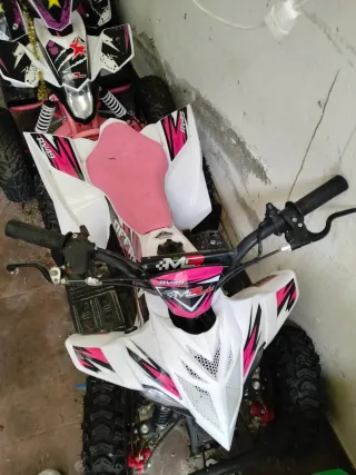 Quad infantil rosa y blanco