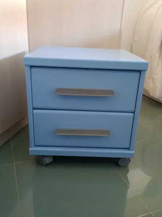 Sinfonier y mesa de noche azul