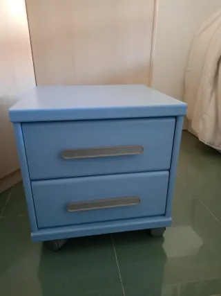 Sinfonier y mesa de noche azul