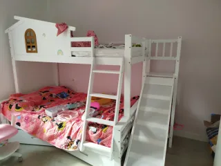 Cama alta con tobogán y casa