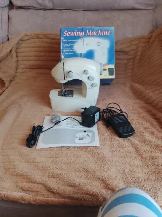 Mini Máquina de Coser Eléctrica