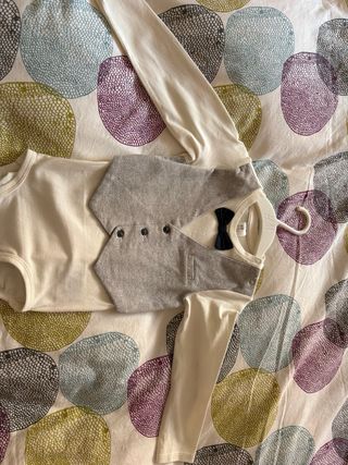 Body H&M con chaleco y pajarita talal18-24m 92cm