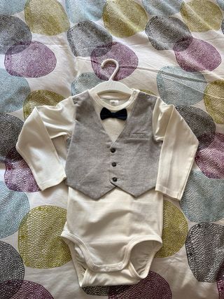 Body H&M con chaleco y pajarita talal18-24m 92cm
