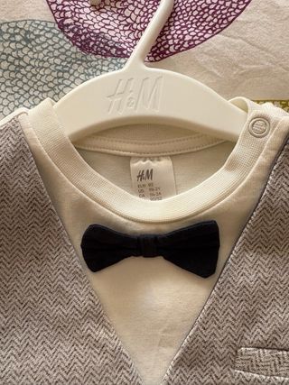 Body H&M con chaleco y pajarita talal18-24m 92cm