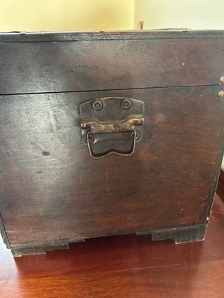 Baúl de madera antiguo con detalles metálicos