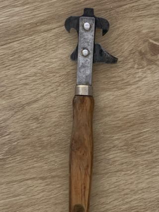 Abridor de latas muy antiguo madera metal