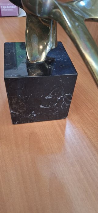 Figuras de gaviotas de metal y mármol