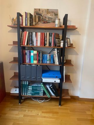 Estantería de madera y hierro