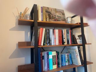 Estantería de madera y hierro