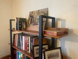 Estantería de madera y hierro