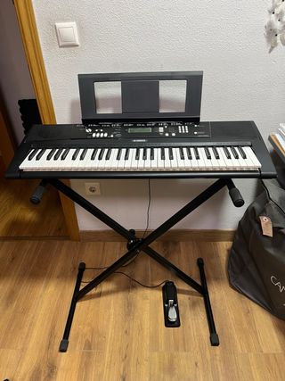 Teclado Yamaha EZ-220 con soporte, pedal, sillín