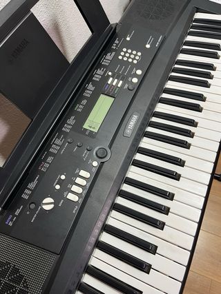 Teclado Yamaha EZ-220 con soporte, pedal, sillín