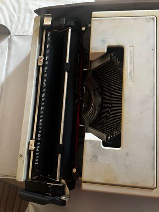 Máquina de escribir antigua con maletín