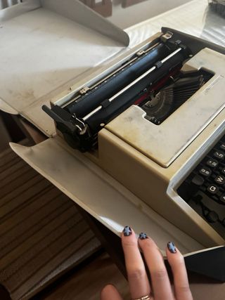 Máquina de escribir antigua con maletín