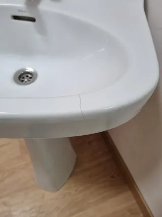 Lavabo de pedestal blanco. Marca Roca
