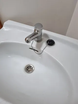 Lavabo de pedestal blanco. Marca Roca