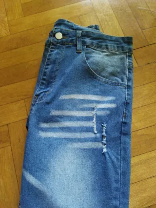 Pantalón vaquero desgastado.
