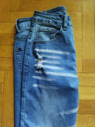 Pantalón vaquero desgastado.