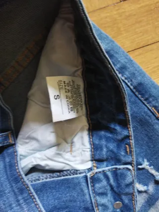 Pantalón vaquero desgastado.