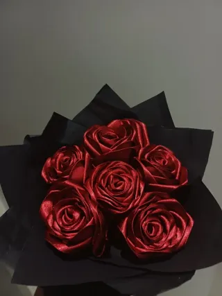 Rosas eternas de satén rojas