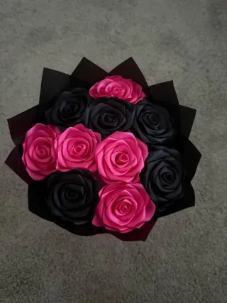 Rosas eternas de satén rojas