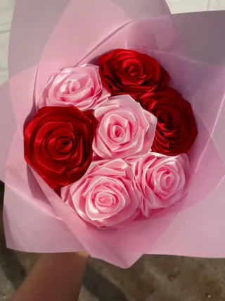 Rosas eternas de satén rojas