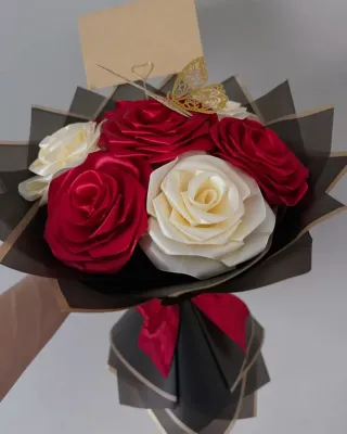 Rosas de tela rojas y blancas