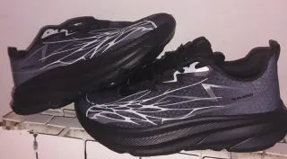 Playeras deportivas negras y grises