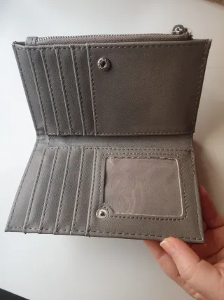 Cartera Stradivarius efecto piel cocodrilo gris