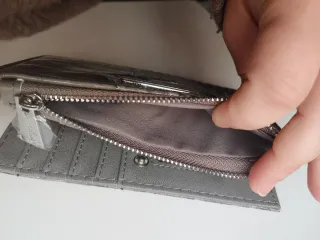Cartera Stradivarius efecto piel cocodrilo gris