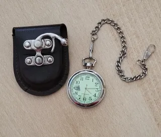Relógio de bolso com corrente e capa