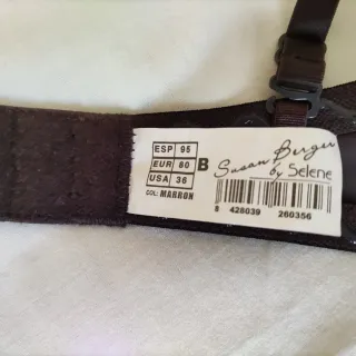 Sujetador marrón con tirantes extraibles.