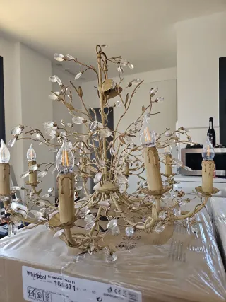 Lámpara de forja dorada con lágrimas cristal.