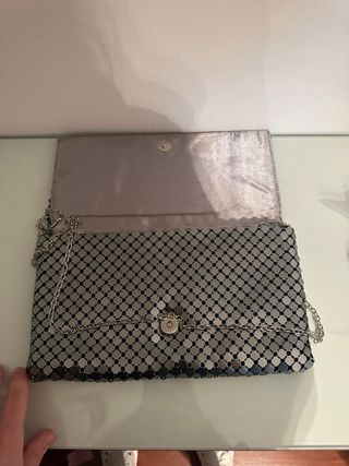 Bolso de mano plateado con cadena