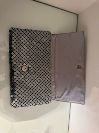 Bolso de mano plateado con cadena