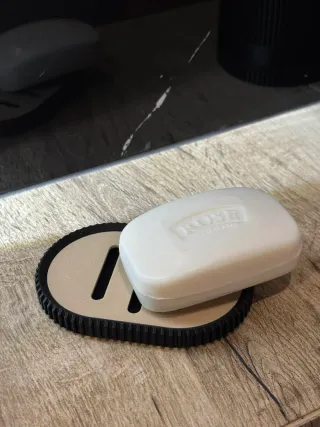 Conjunto de banheiro preto e madeira