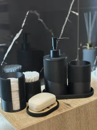 Conjunto de banheiro preto e madeira