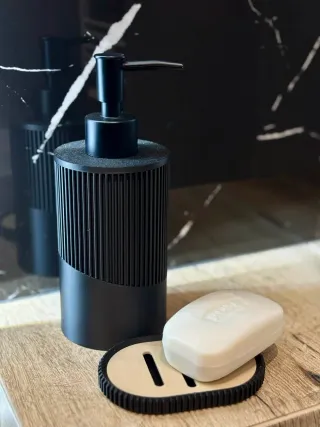 Conjunto de banheiro preto e madeira