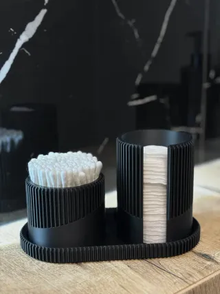 Conjunto de banheiro preto e madeira