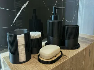 Conjunto de banheiro preto e madeira