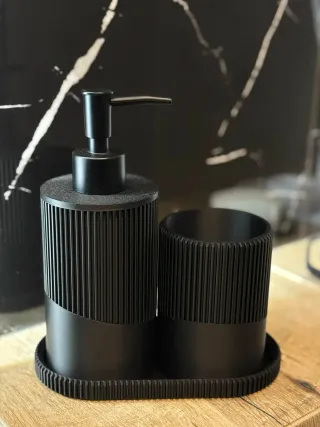 Conjunto de banheiro preto e madeira