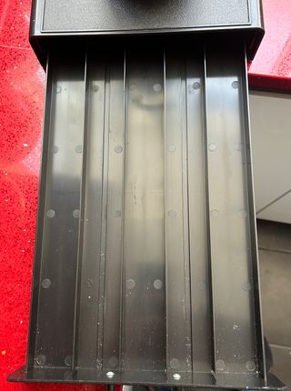 Cafetera Krups NX 100 Roja + Dispensador Capsulas