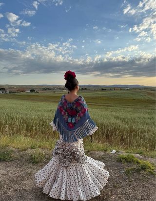 Mantoncillo bordado flores y flecos