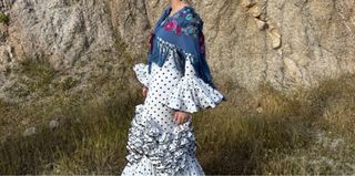 Mantoncillo bordado flores y flecos