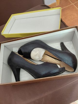 Zapatos de tacón negros peep toe