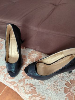 Zapatos de tacón negros peep toe