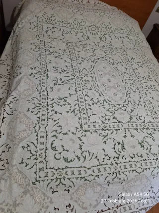 Copriletto matrimoniale ricamato intaglio